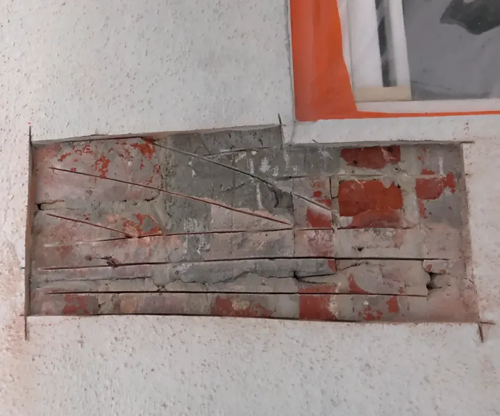 Décapage d'un mur en béton